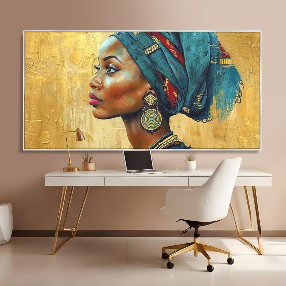 Tablou canvas cu tablou canvas cu profil de femeie, in rama de aluminiu argintiu, pe perete intr-un birou